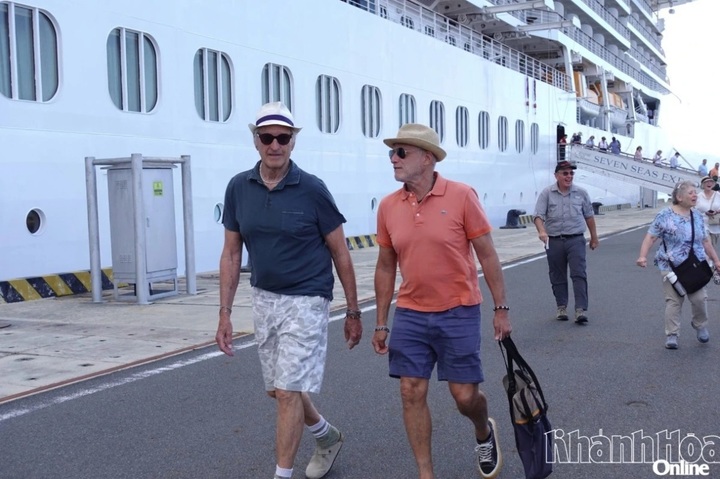 Cruise ship Seven Seas Explorer brings foreign travelers to Khanh Hoa - 1