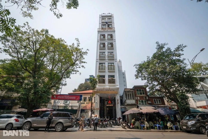 Hanoi to demolish 9-storey hotel for Hoan Kiem square - 1