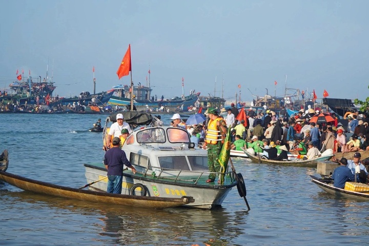 Mother and child killed in boat capsizing in Hue - 1 Mother and child killed in boat capsizing in Hue - 1