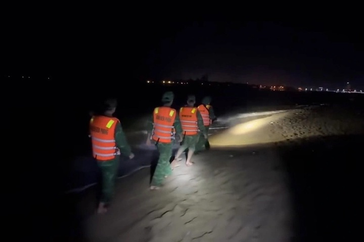 Overnight search for tourist missing off Nhat Le Beach - 1