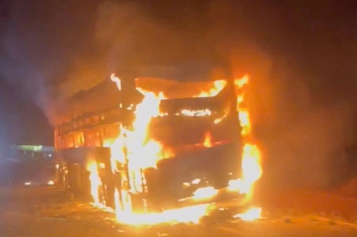 Sleeper coach catches fire in Dak Lak, all passengers escape safely - 1