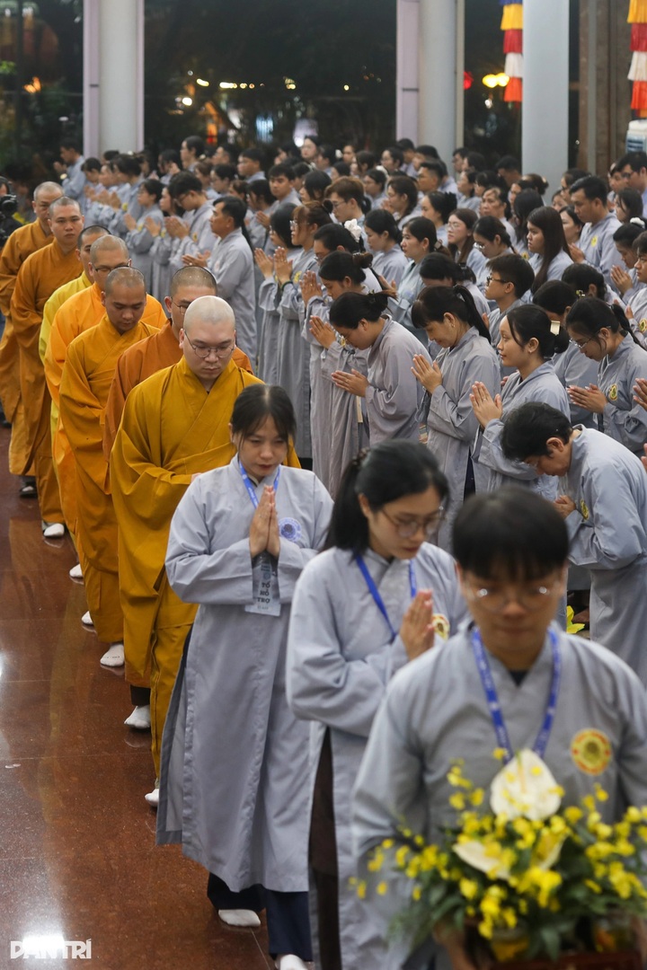 Ho Chi Minh City residents release lanterns for Lunar New Year peace - 3