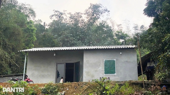 Poor Hanoi family receives supports to build new house - 1