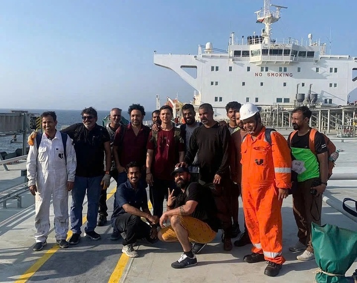 Vietnamese crew rescues 21 sailors from burning tanker in Gulf of Oman - 1