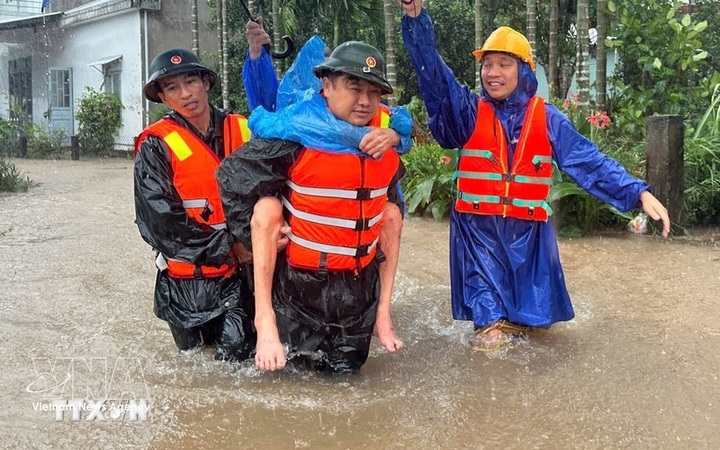Danang, Oxfam provide cash aid to flood-hit households - 1