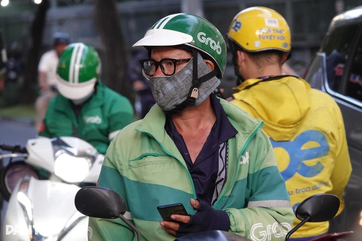 Vietnam ride-hailing firm offers fuel support to drivers - 1
