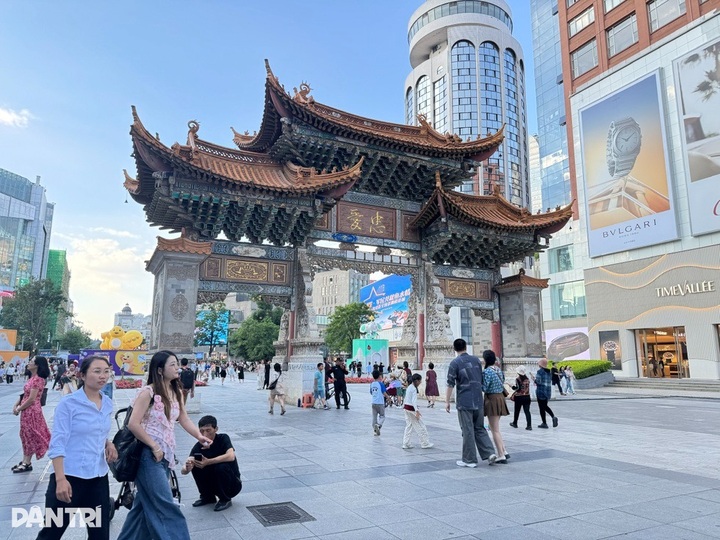 Chinese city to offer visa-free entry for Vietnamese tourists - 1