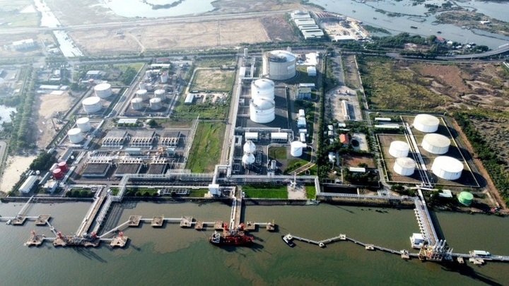 63,000-tonne LNG tanker arrives HCM City after passing Hormuz Strait - 1