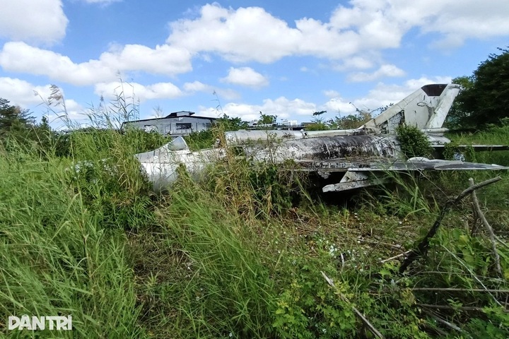 Abandoned MiG-21 fighter jet deteriorates in Ca Mau - 1 Abandoned MiG-21 fighter jet deteriorates in Ca Mau - 1