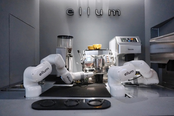 Robot barista draws crowds at Ho Chi Minh City café - 1