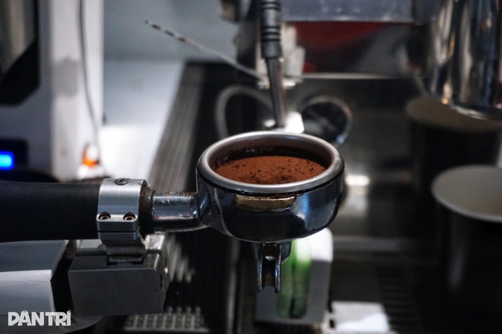 Robot barista draws crowds at Ho Chi Minh City café - 2