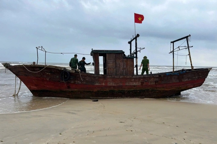 Uncrewed wooden boat washes ashore in Quang Tri - 1