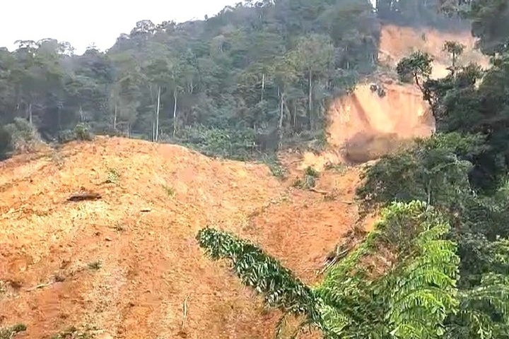 Danang declares natural disaster emergency after hillside collapse - 1