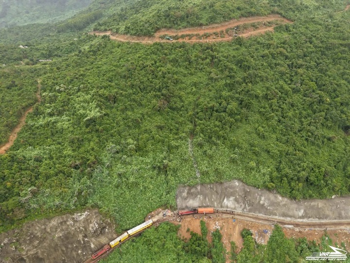 Rail services halted after rockfall on Hai Van Pass line - 1
