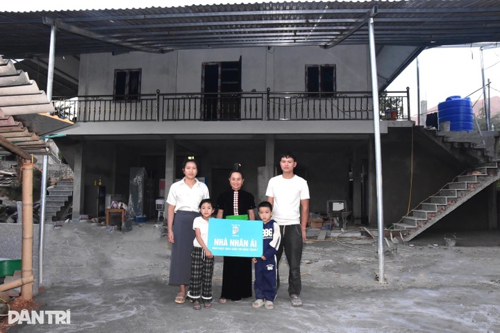 Poor Dien Bien family gets help for home and sick child - 3 Poor Dien Bien family gets help for home and sick child - 3