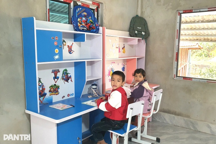 Poor Dien Bien family gets help for home and sick child - 4 Poor Dien Bien family gets help for home and sick child - 4