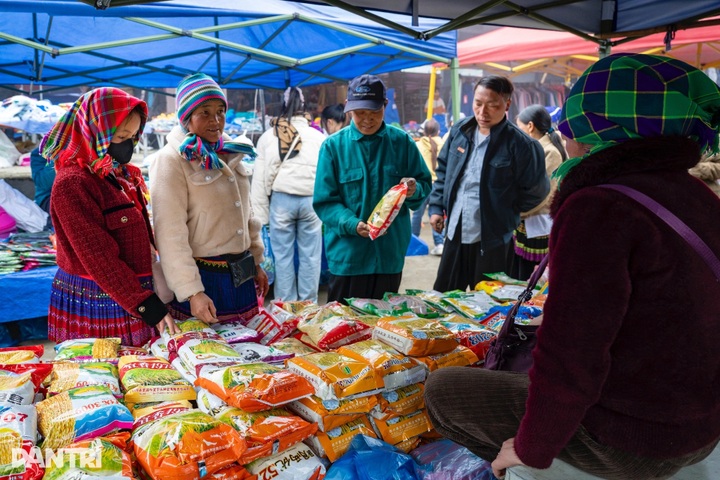 Y Ty Market draws visitors in cloud-covered mountains - 5