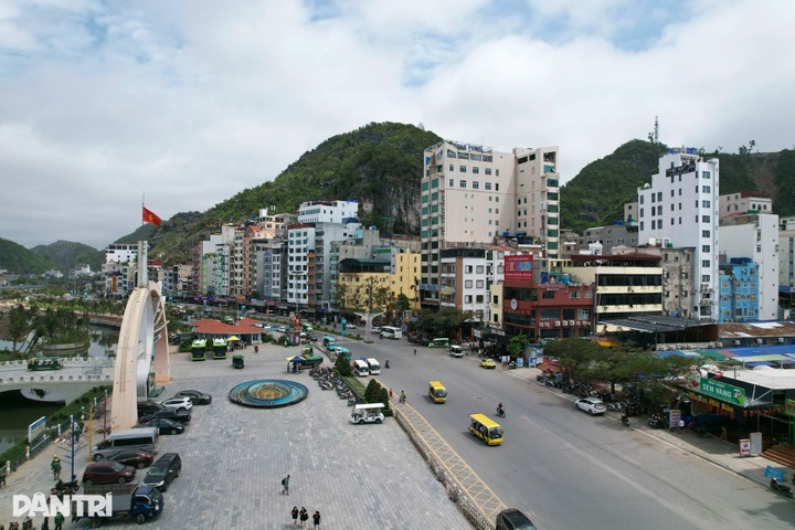 Cat Ba tightens pavement rules, curbs parking by large vehicles - 1