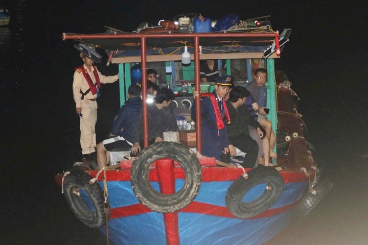 Quang Ninh cracks down on illegal squid tours in Halong Bay - 1 Quang Ninh cracks down on illegal squid tours in Halong Bay - 1