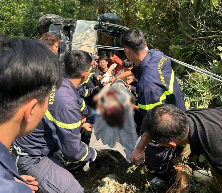 Seven injured after coach plunges into Tam Dao ravine - 1