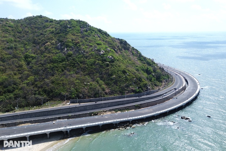 Winding coastal pass in HCM City draws visitors - 1