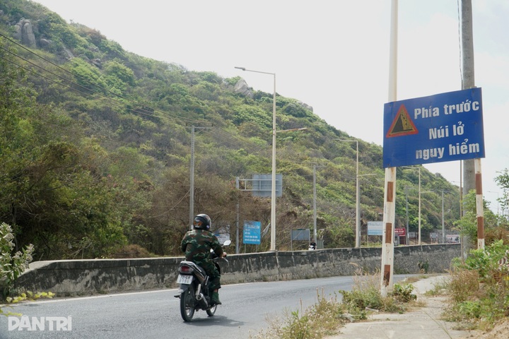 Winding coastal pass in HCM City draws visitors - 5