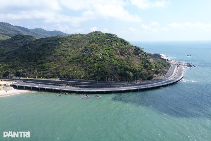 Winding coastal pass in HCM City draws visitors - 6
