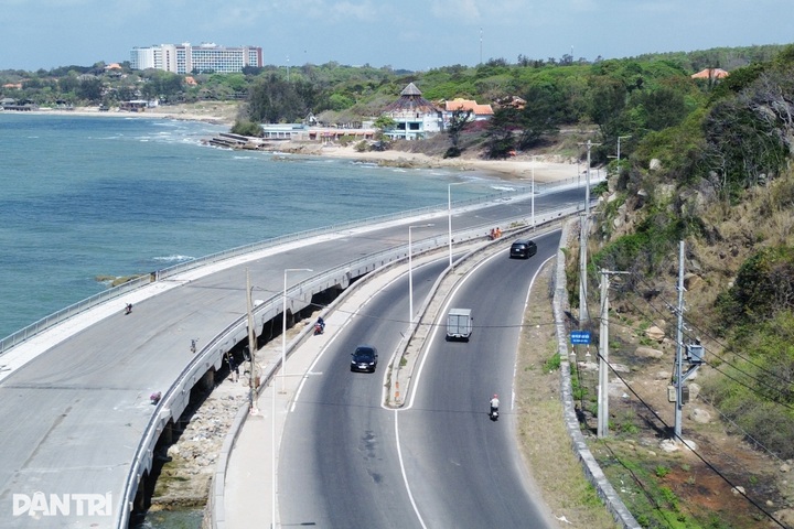 Winding coastal pass in HCM City draws visitors - 7