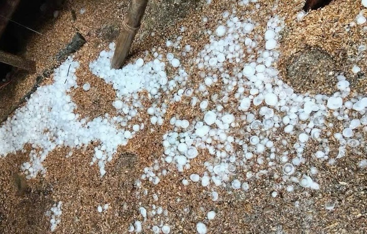 Hail and thunderstorms sweep Hanoi and northern Vietnam - 1