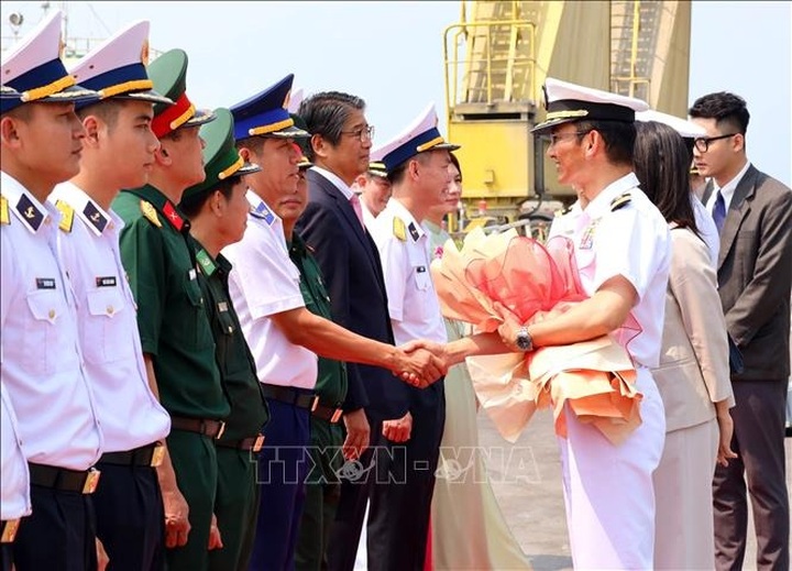 Japanese destroyer Asahi visits Danang - 2