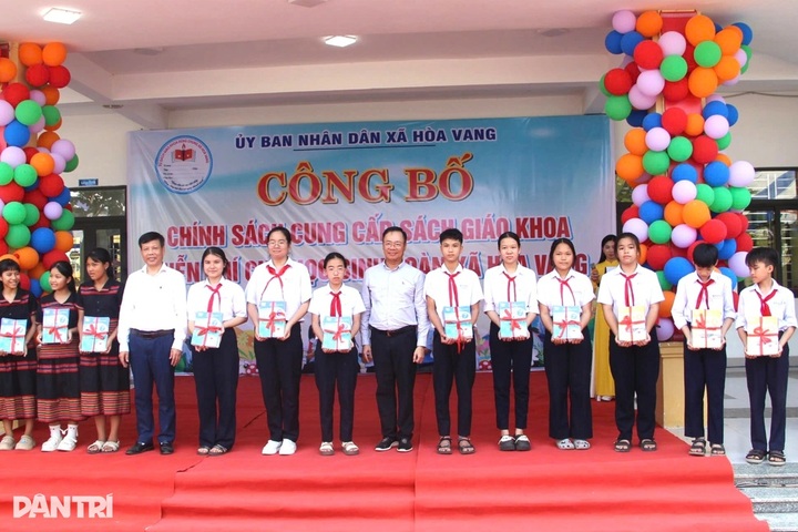 Danang commune offers free textbooks to all students - 1