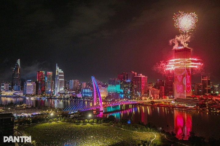 HCM City to stage fireworks at seven sites for Reunification Day - 1
