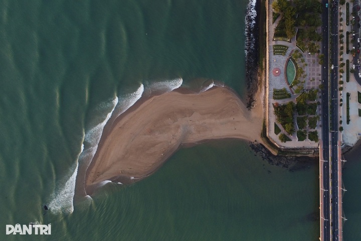 Dolphin-shaped sandbar in Nha Trang washed away by waves - 1