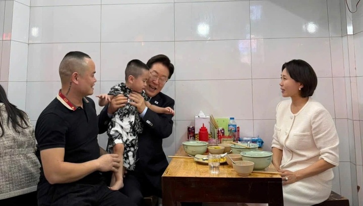 South Korean president dines on pho in Hanoi Old Quarter - 3