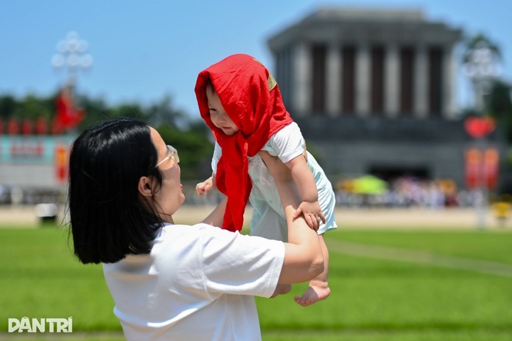 Crowds flock to Ba Dinh Square for holiday photos - 10