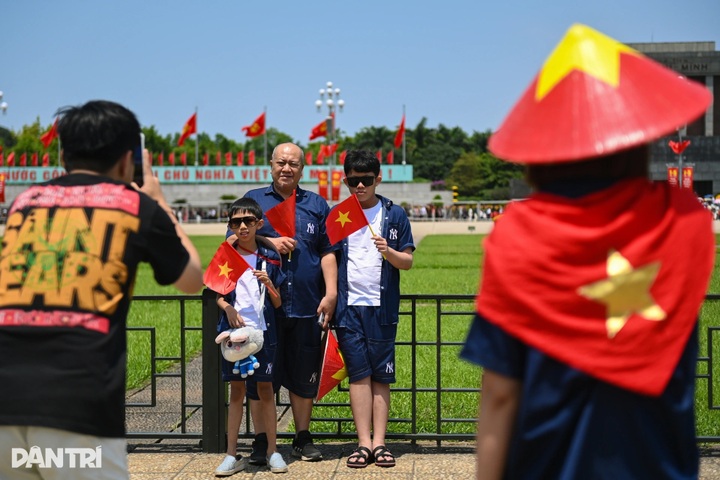 Crowds flock to Ba Dinh Square for holiday photos - 11