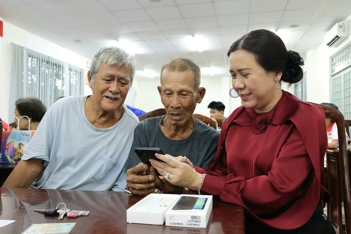 Government to offer 400,00 smartphones to low-income households - 1