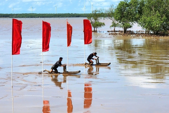 Mud-board racing draws crowds at Can Tho festival - 1