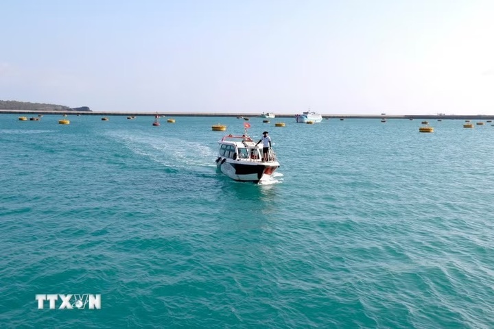 Storm shelter port opened on Phu Quy Island - 1