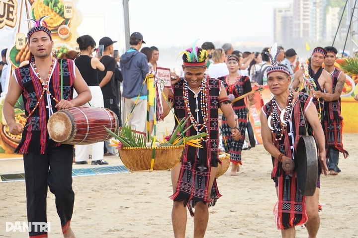 Street food parade lights up Danang beachfront festival - 2