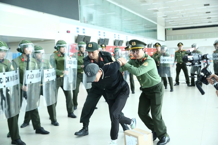 More than 300 people take part in Noi Bai airport security drill - 1