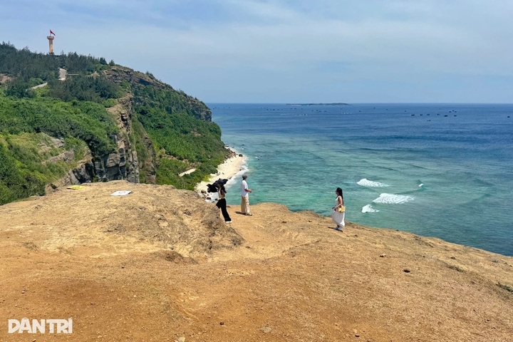 Tourists risk lives for photos near volcanic cliff on Ly Son Island - 2