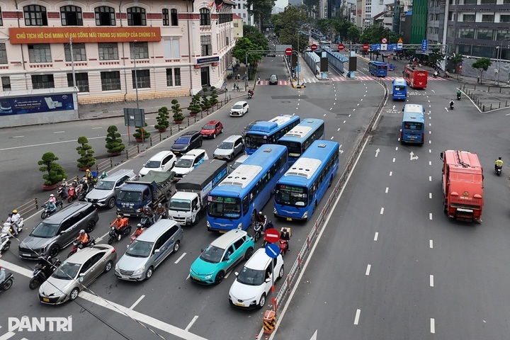 Ho Chi Minh City proposes on-demand minibus pilot scheme - 1