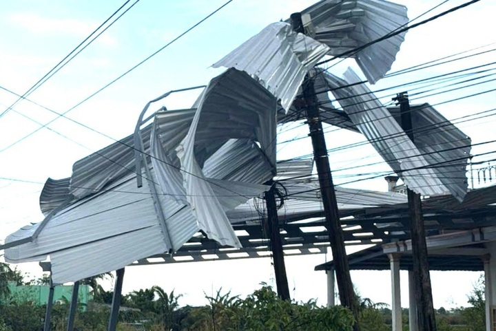 Ca Mau warns of dangerous storms and whirlwinds - 1