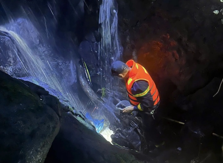 Lam Dong student dies after falling from waterfall - 1