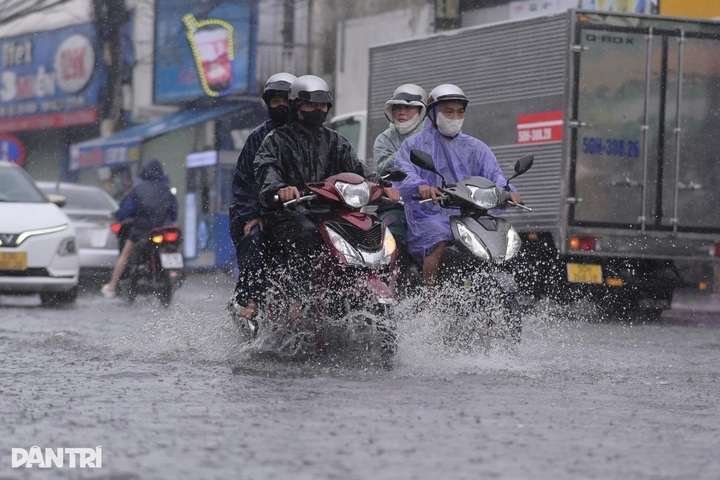 Heavy rain forecast across HCM City and southern Vietnam - 1
