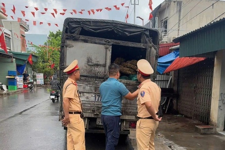 Over two tonnes of spoiled pork cracklings seized en route to Hanoi - 1