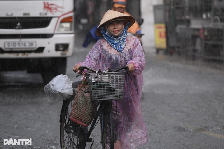 Rain persists across HCM City and southern Vietnam - 1