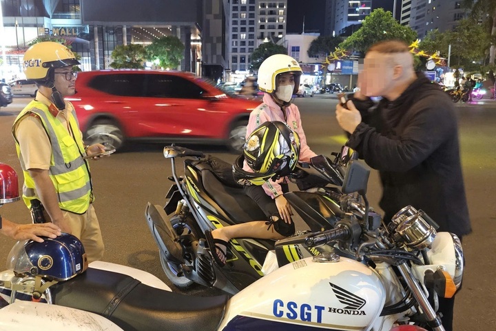 Khanh Hoa fines 210 foreigners for traffic violations - 1