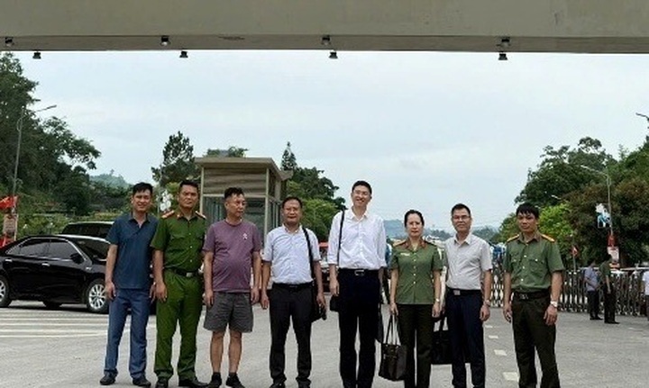 Vietnam hands over three wanted Chinese nationals to China - 1 Vietnam hands over three wanted Chinese nationals to China - 1